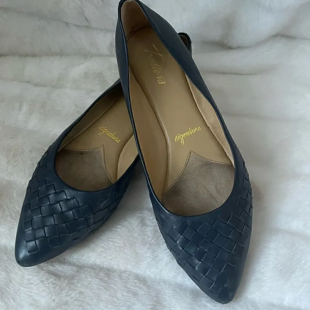 Trotters Signature leather navy blue woven slip on flats pointed toe size10.5